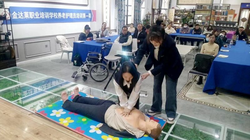 在为失能老人选择护工陪护服务时，首先需要关注以下几个关键指标：